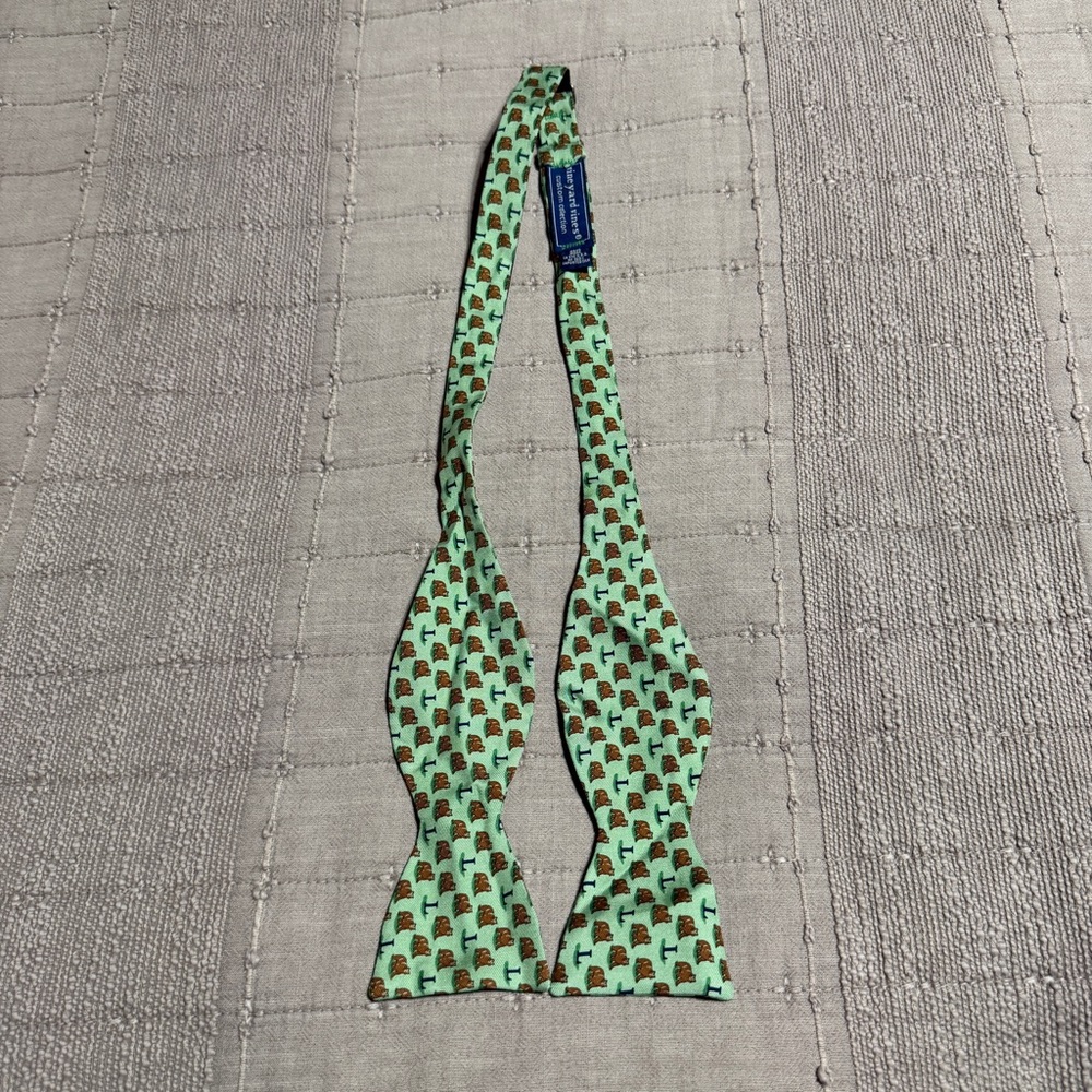 Vineyard Vines Men's Silk Bow Tie Green Bear Print Adjustable
